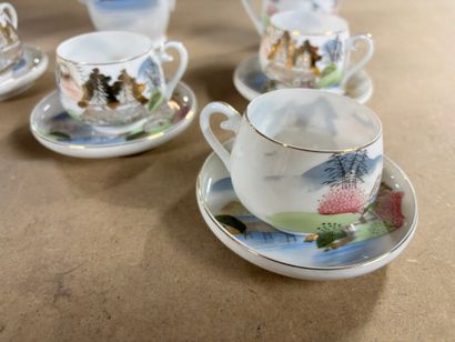 JAPAN
Small porcelain sake set 
20th cen...