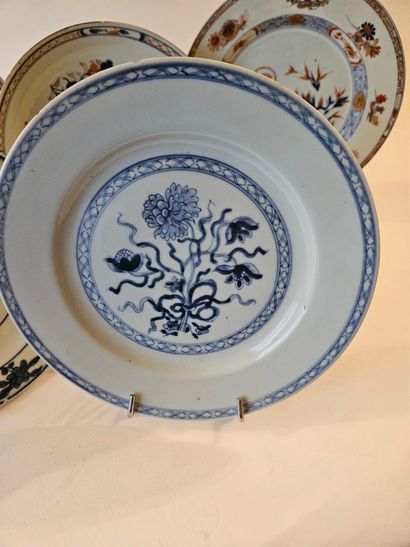 CHINA and JAPAN
Set of five porcelain plates...