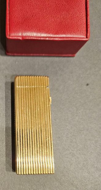 DUNHILL
Gold-plated lighter with striated...