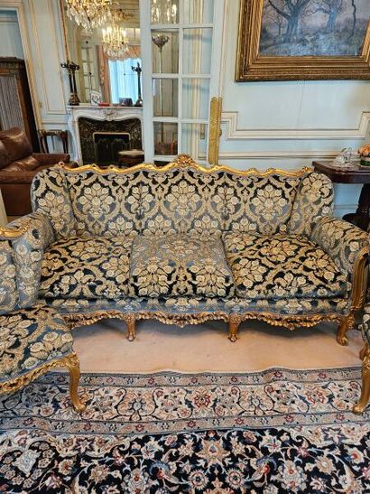 Gilded carved wood salon with rocaille, shell...