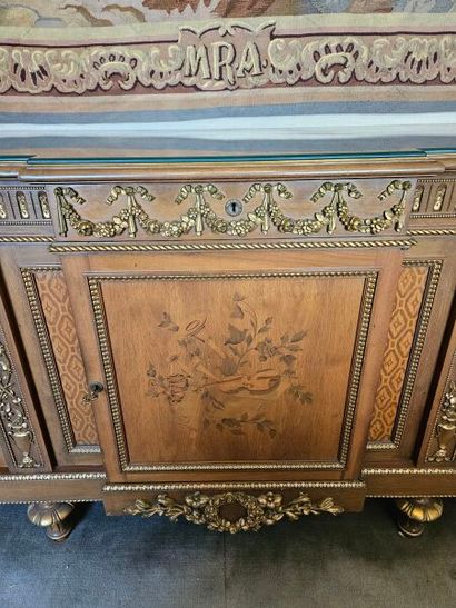 Large enfilade opening to 3 doors and 3 drawers...