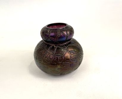 LOETZ, in the taste of
Small iridescent glass...