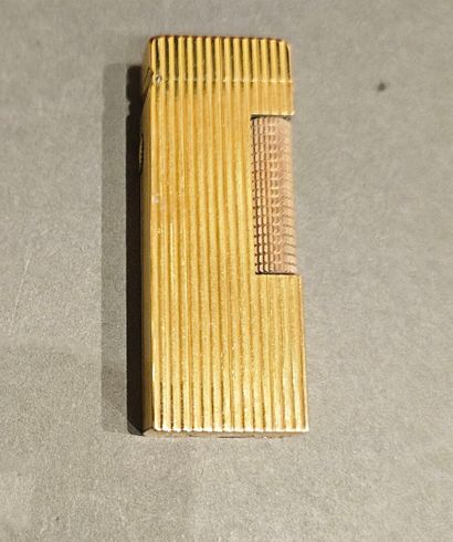 DUNHILL
Gold-plated lighter with striated...