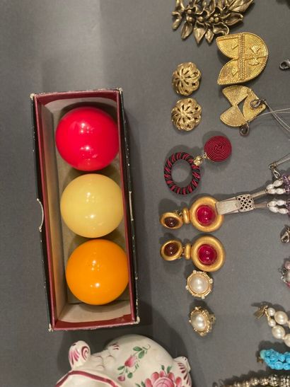 Set of costume jewelry