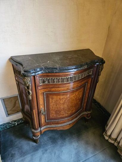 Low sideboard in the Louis XV-Louis XVI transition...