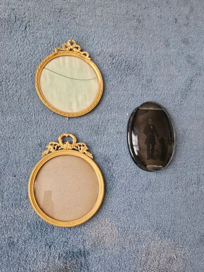Set comprising two small circular mirrors...