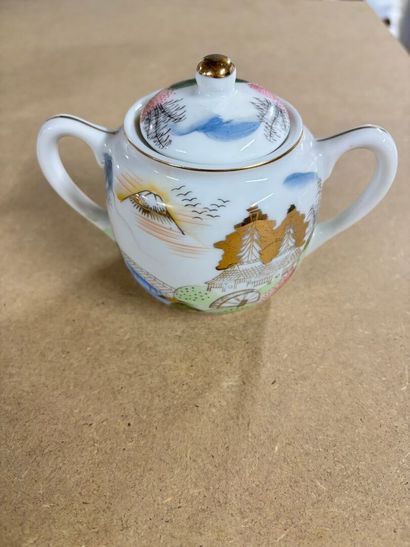 JAPAN
Small porcelain sake set 
20th cen...