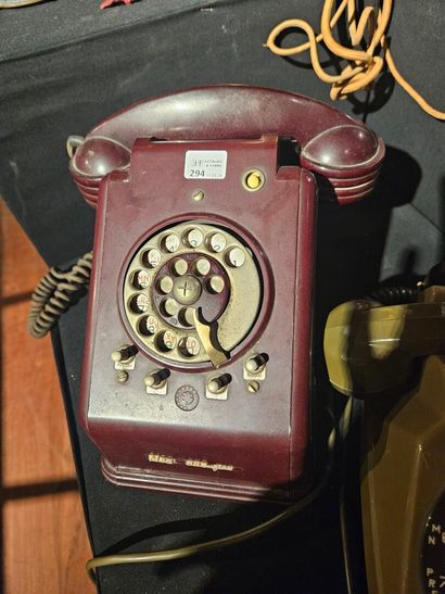 NEOPHONE telephone in red bakelite and metal...