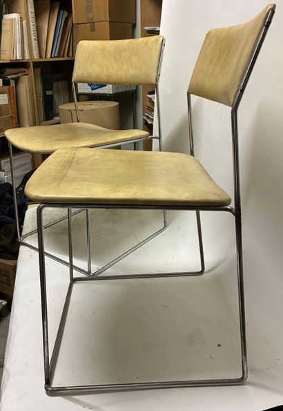 Pair of chairs in chromed metal wire, seats...