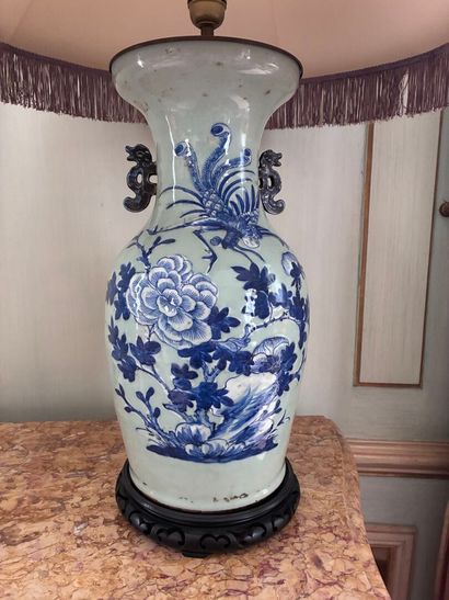 CHINA
Baluster-shaped vase on a blue background...