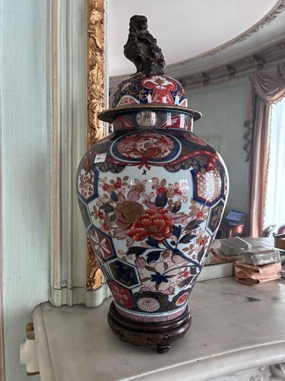 JAPAN
Large open Imari porcelain vase decorated...