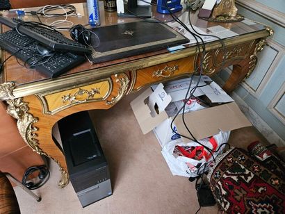 Louis XV style flat desk opening in the waist...