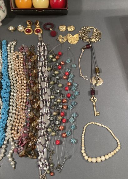 Set of costume jewelry