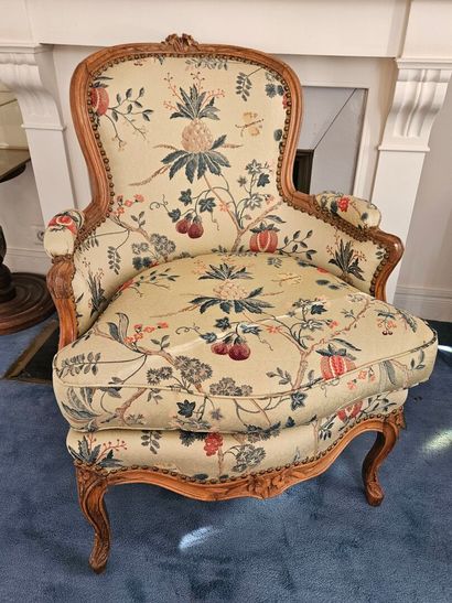 Louis XV style bergère in natural wood, molded...