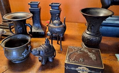 JAPAN
Lot including a covered box decorated...