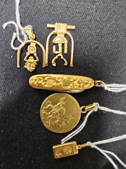 Lot including:
-18K yellow gold 750‰ medal,...