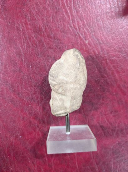 Enturbanned terracotta head
Plinth
H. 4.5...