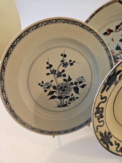 CHINA and JAPAN
Set of five porcelain plates...