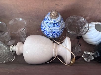 Lot of various trinkets including vases,...