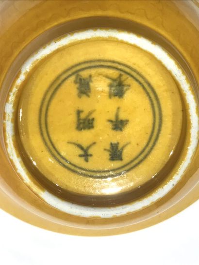 Lot including:
-CHINA 
A small circular bowl...