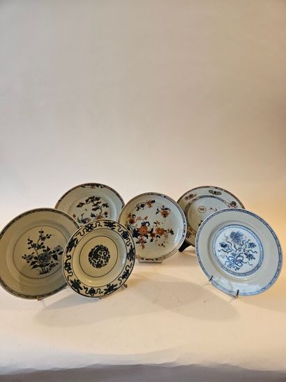 CHINA and JAPAN
Set of five porcelain plates...