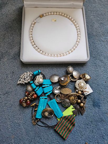 Set of costume jewelry