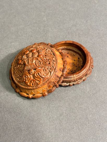 Small round box in carved and openworked...