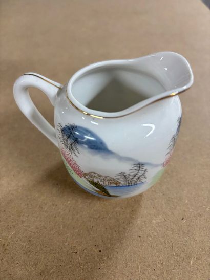 JAPAN
Small porcelain sake set 
20th cen...