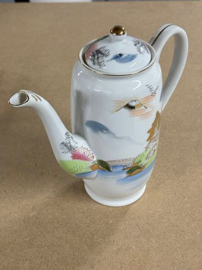 JAPAN
Small porcelain sake set 
20th cen...