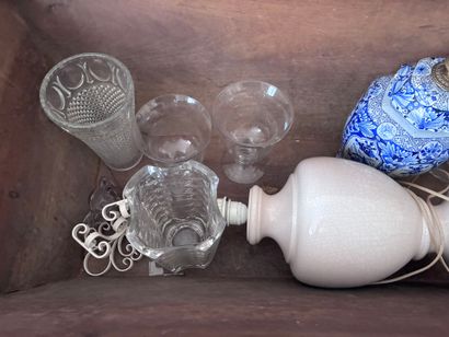 Lot of various trinkets including vases,...