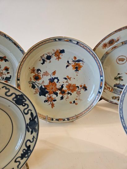 CHINA and JAPAN
Set of five porcelain plates...