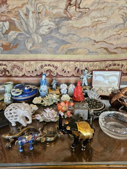 A set of trinkets including slip flowers,...