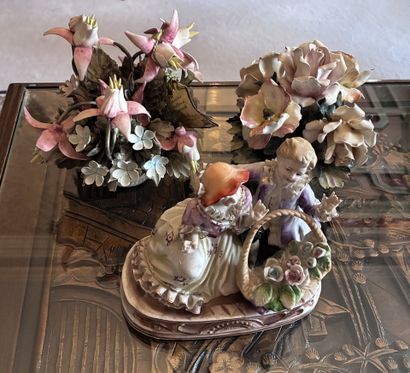 Three polychrome porcelain groups
Flowers...