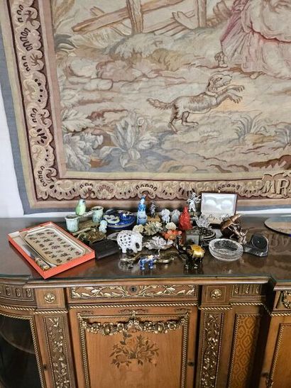 A set of trinkets including slip flowers,...