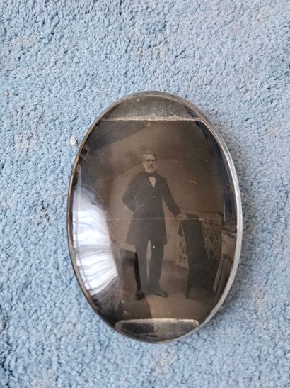 Set comprising two small circular mirrors...