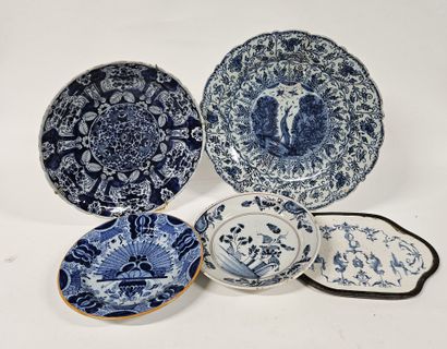 Lot including:
-CHINA 
A small circular bowl...