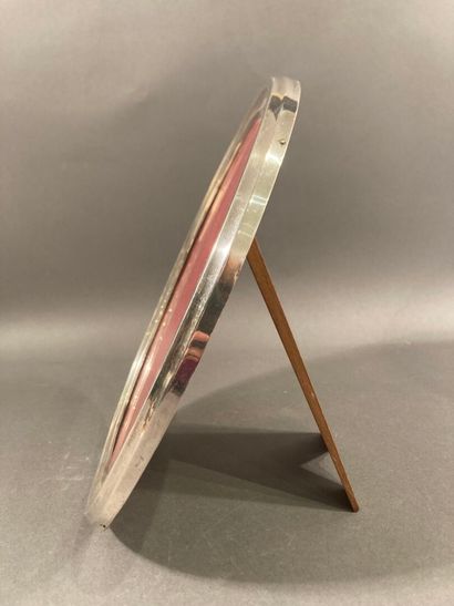 Silver lined oval frame
English work
28.3...