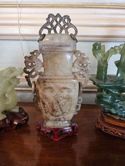Lot of hard stones including two groups kwan...