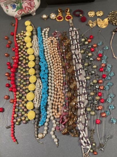 Set of costume jewelry