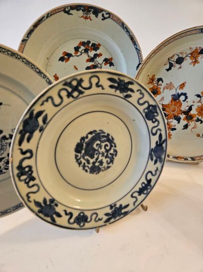 CHINA and JAPAN
Set of five porcelain plates...