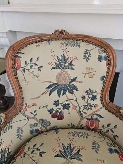 Louis XV style bergère in natural wood, molded...