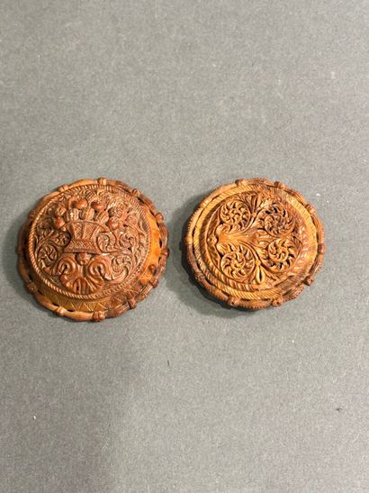 Small round box in carved and openworked...