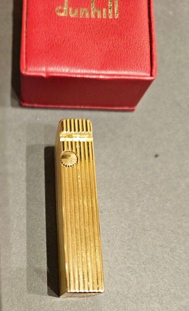 DUNHILL
Gold-plated lighter with striated...