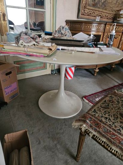 KNOLL, after 
Table with tulip base and lacquered...