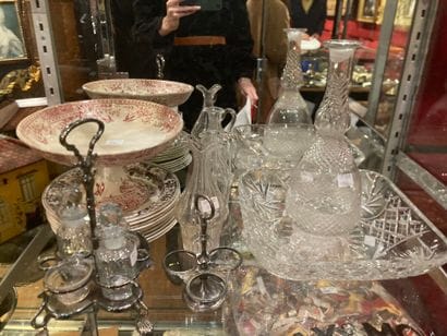 Lot of various trinkets including :
Eastern...