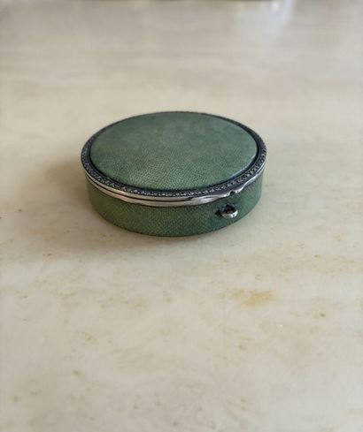 Silver poudrier ≥ 800‰, sheathed in green-tinted...