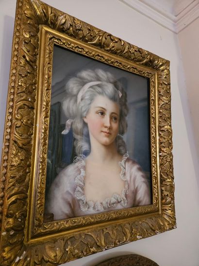 School circa 1900
Bust of an elegant woman
Pastel...