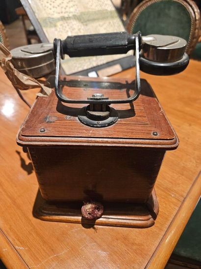 Marty-type oak and metal telephone
Handset...