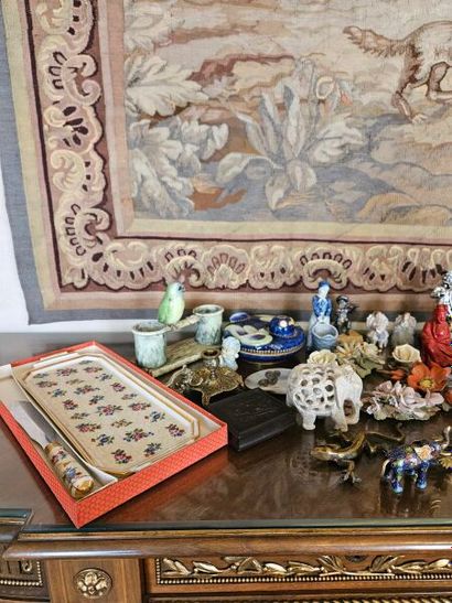 A set of trinkets including slip flowers,...