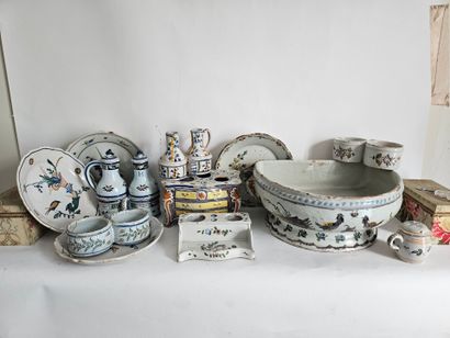 NEVERS
Earthenware set consisting of a commode...